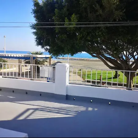 Beachfront House بيت للعطل *